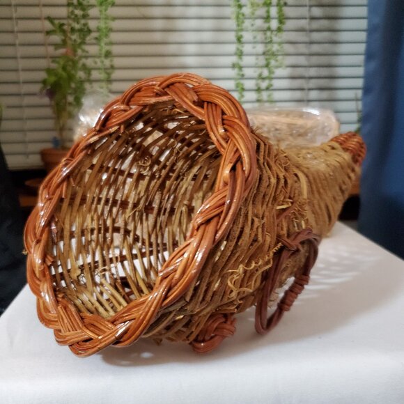 Small / Medium Woven Wicker Two-Toned / Varnished Horn of Plenty (Cornucopia) - Picture 1 of 8